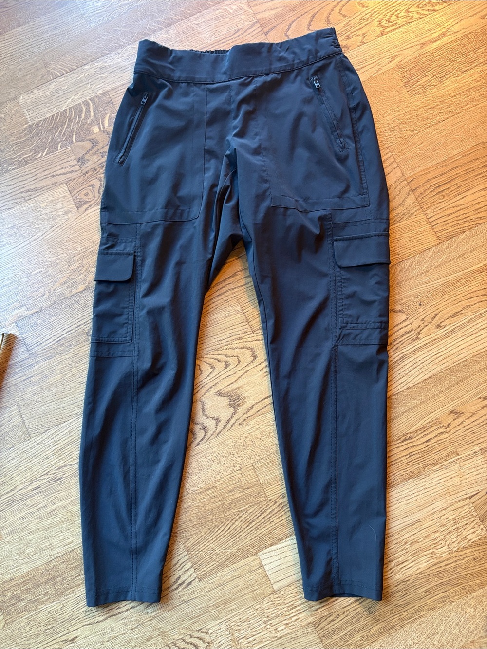 Athleta Black woman’s Tech Cargo Pants
